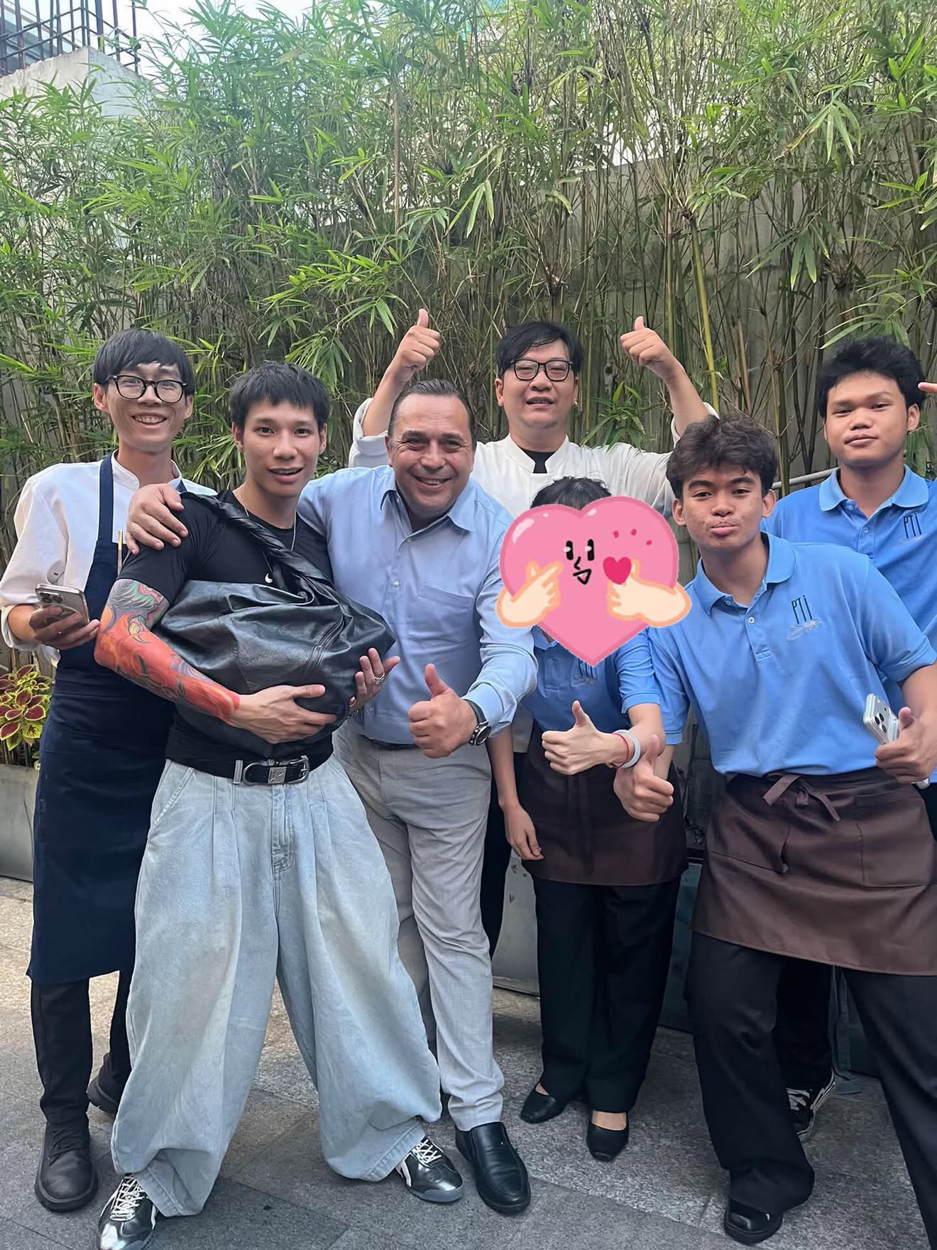 Quán cà phê của Văn Mai Hương ở Thảo Điền: Sân đỗ toàn siêu xe, MCK cũng yêu thích, đông đến mức phải đóng cửa để sắp xếp lại - Ảnh 12.