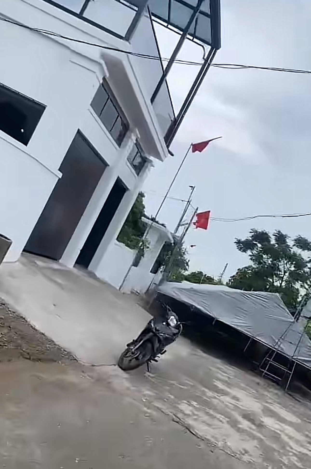 Đình Bắc về quê bắc rạp mời cả xóm ăn mừng tân gia- Ảnh 2.