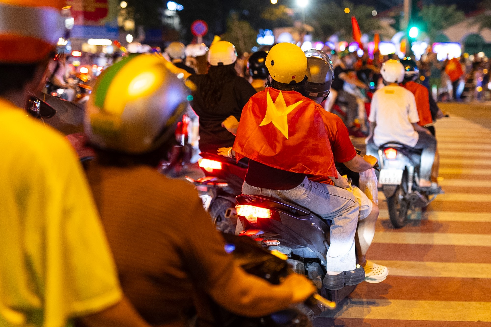 Cười mệt với các pha xuống đường ăn mừng của CĐV Việt Nam tối nay - Ảnh 4.