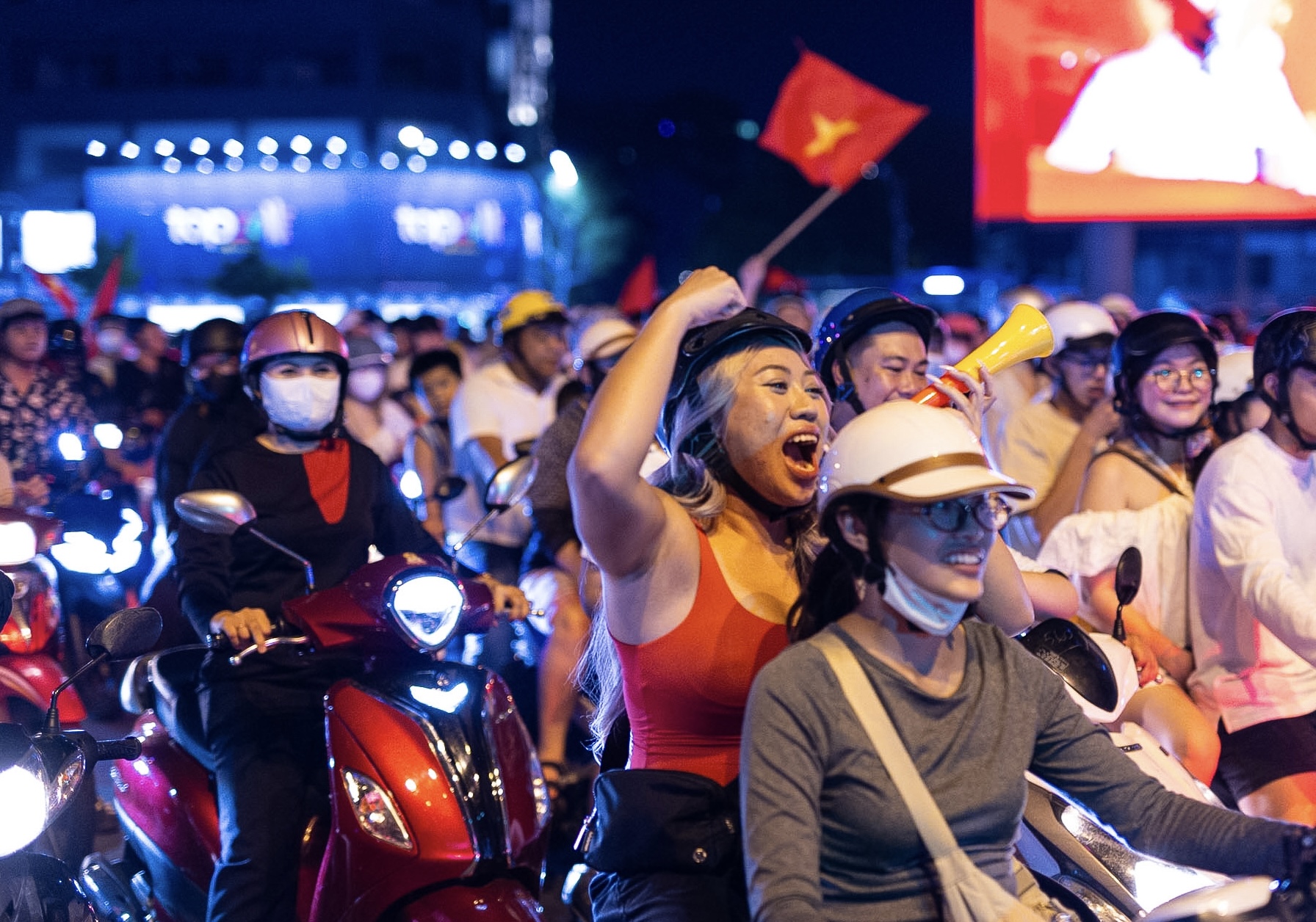 Cười mệt với các pha xuống đường ăn mừng của CĐV Việt Nam tối nay - Ảnh 7.