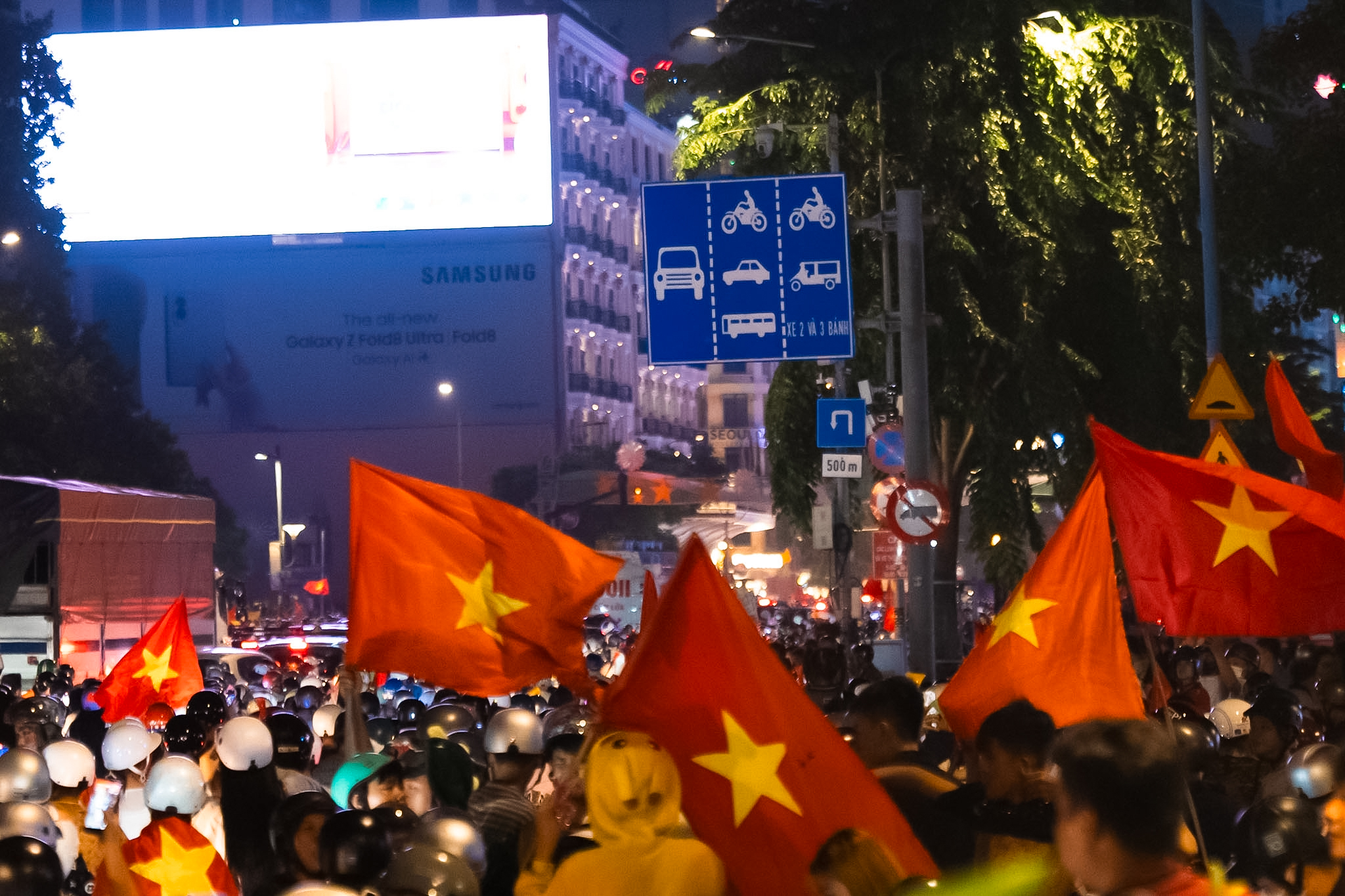 Cười mệt với các pha xuống đường ăn mừng của CĐV Việt Nam tối nay - Ảnh 15.