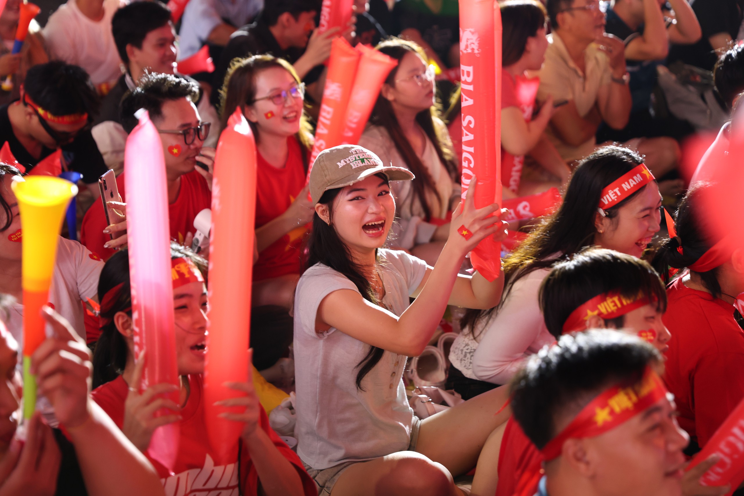 SVĐ Mỹ Đình như vỡ oà sau bàn gỡ hòa của Xuân Son! - Ảnh 37.
