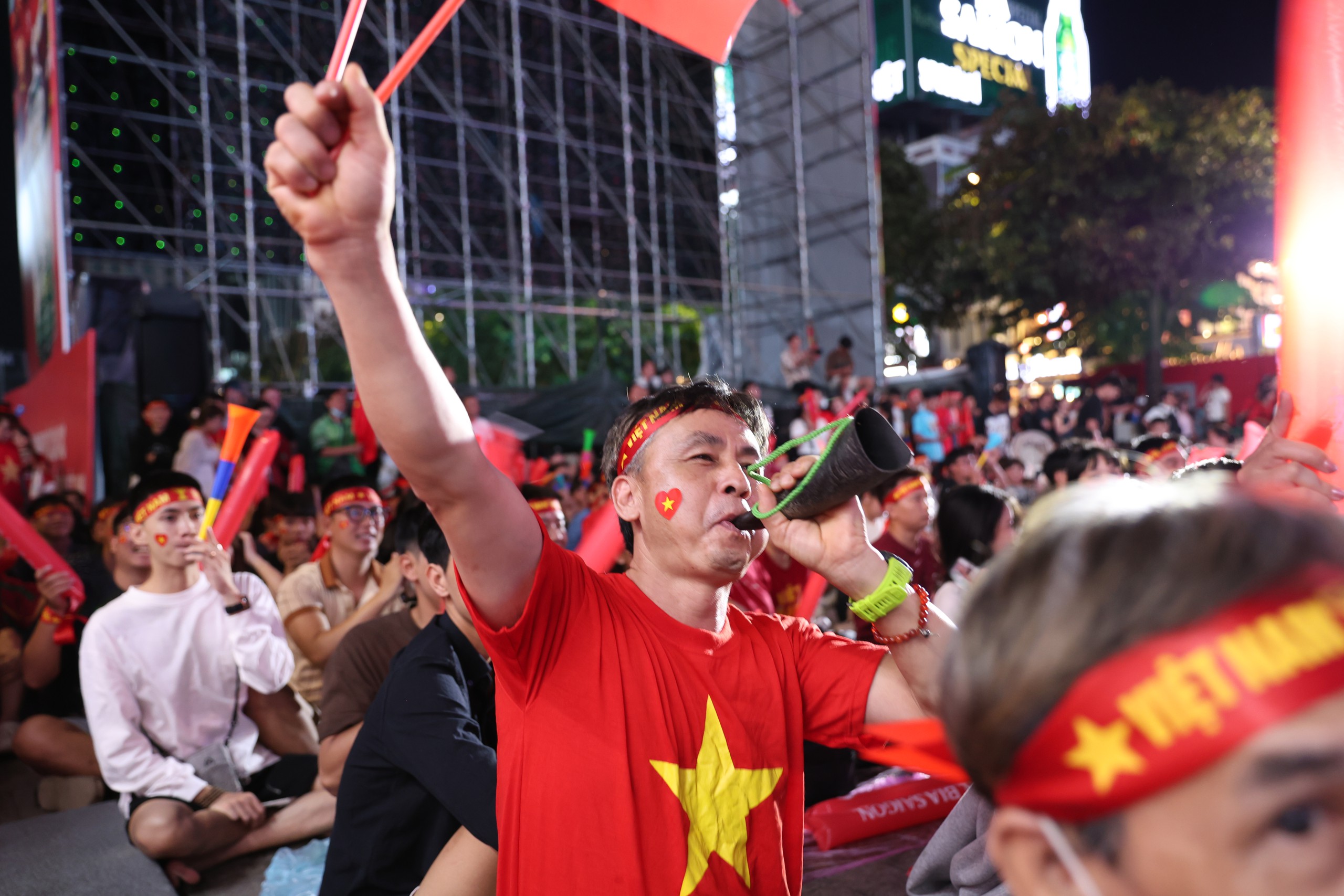 SVĐ Mỹ Đình như vỡ oà sau bàn gỡ hòa của Xuân Son! - Ảnh 38.
