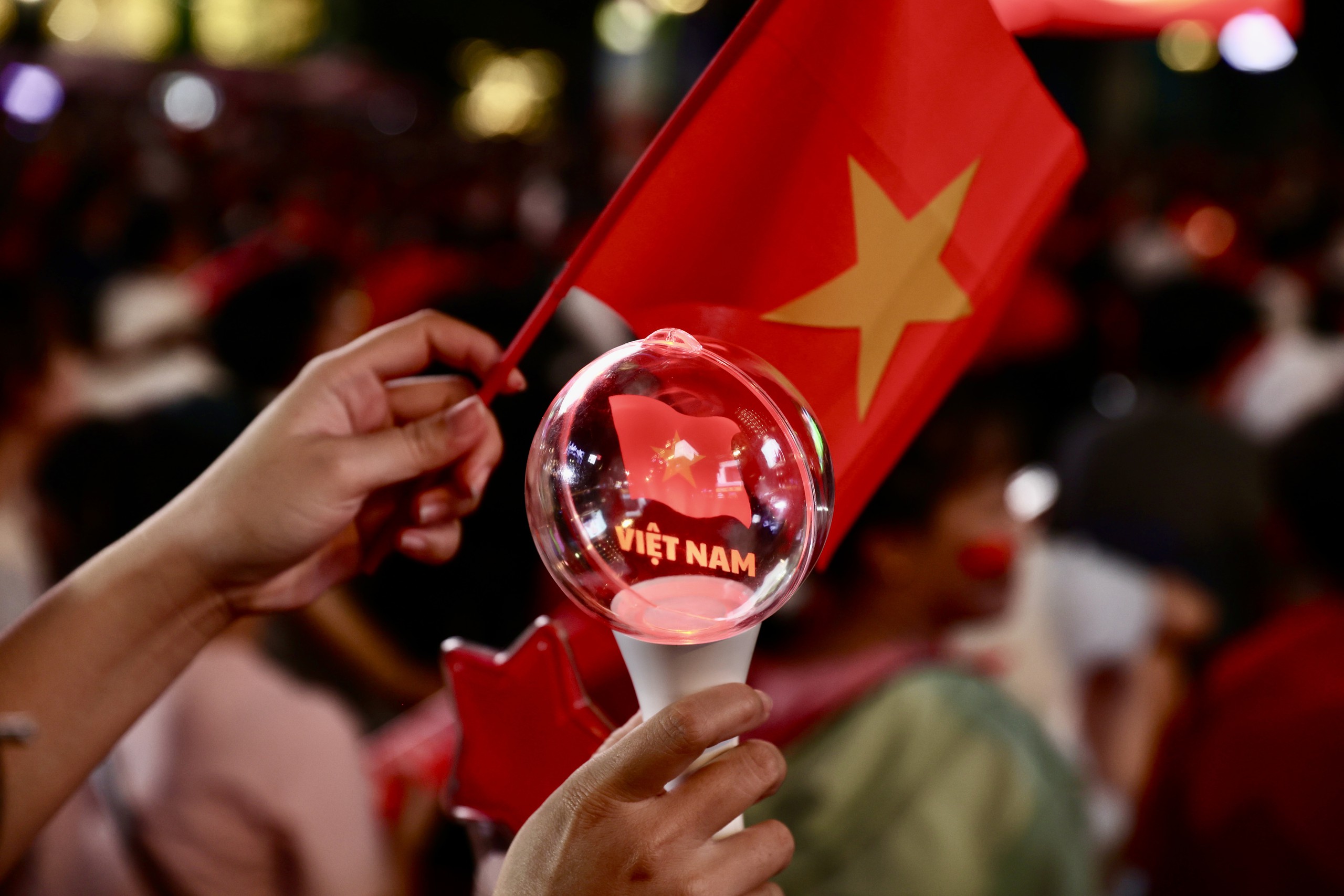 Hàng vạn người đổ ra đường ăn mừng chiến thắng: Việt Nam lại có một đêm không ngủ! - Ảnh 46.