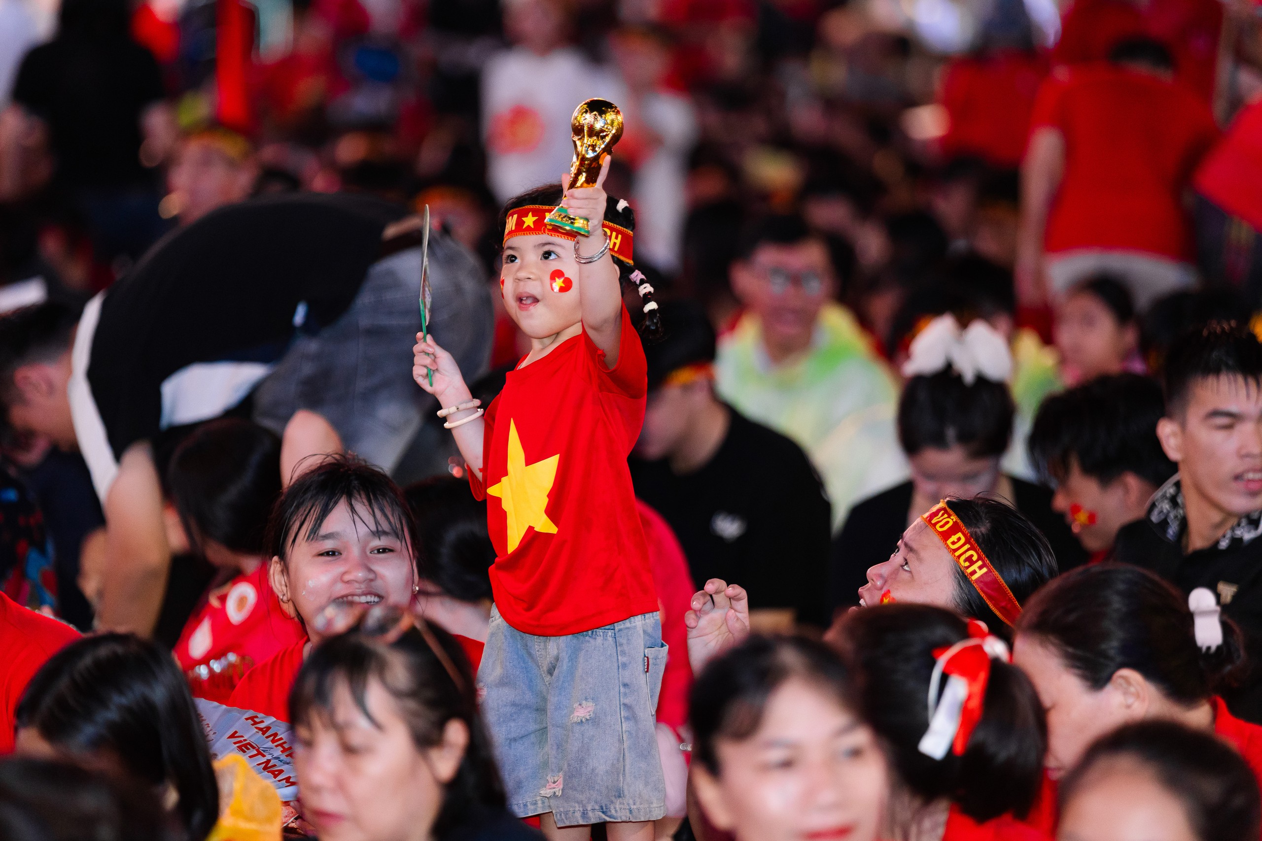 SVĐ Mỹ Đình như vỡ oà sau bàn gỡ hòa của Xuân Son! - Ảnh 34.