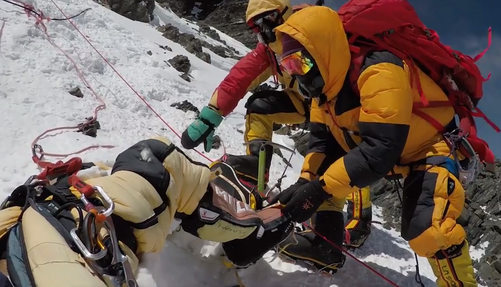 Vì sao có hơn 200 thi thể trên núi Everest không được đưa xuống đất và an táng?  - Ảnh 2.