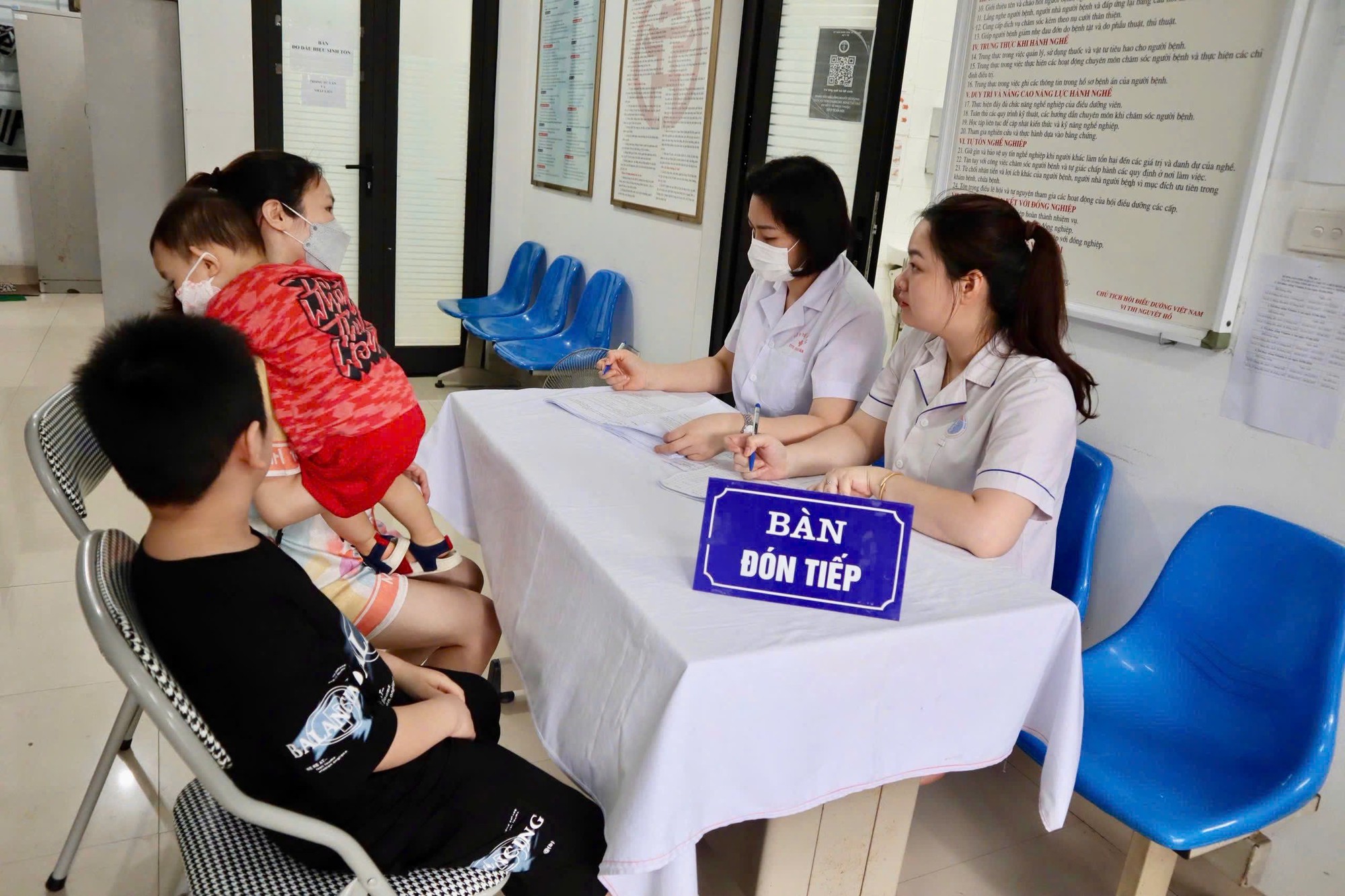 Không chỉ chậm nói, đây là những dấu hiệu tự kỷ ở trẻ nhiều cha mẹ bỏ qua - Ảnh 2.