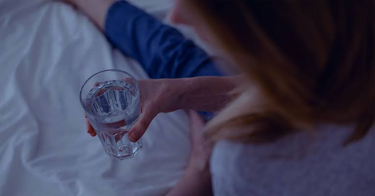 Lời khuyên cho những người hay uống nước đêm- Ảnh 2.