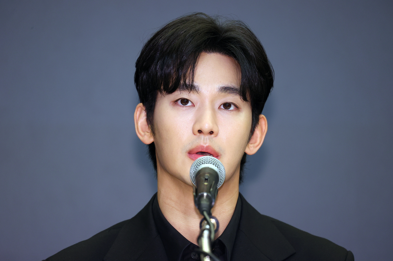 Cảnh trái ngược của Kim Soo Hyun và "kẻ thù" cáo buộc anh hẹn hò với trẻ vị thành niên - Ảnh 1.