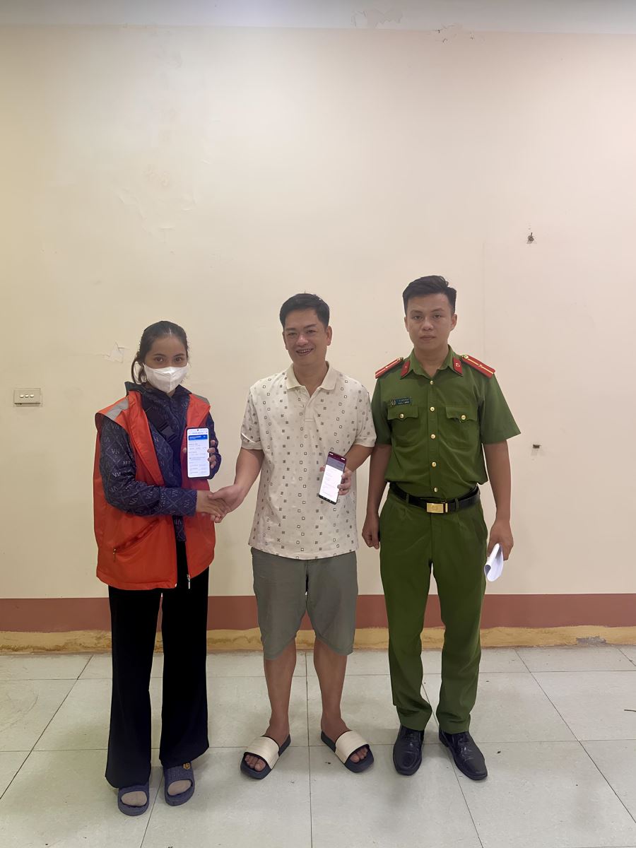 Công an các tỉnh xác minh loạt giao dịch chuyển khoản từ 1,33 triệu, 143 triệu, đến 190 triệu... của nhiều người dân- Ảnh 4.