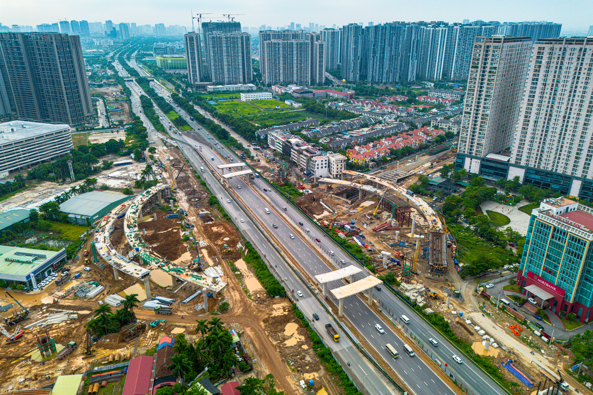 Toàn cảnh nút giao hơn 2.400 tỷ vượt đại lộ rộng nhất Việt Nam đang dần thành hình, loạt đại đô thị của Vingroup, Geleximco, MIK Group được hưởng lợi - Ảnh 1.