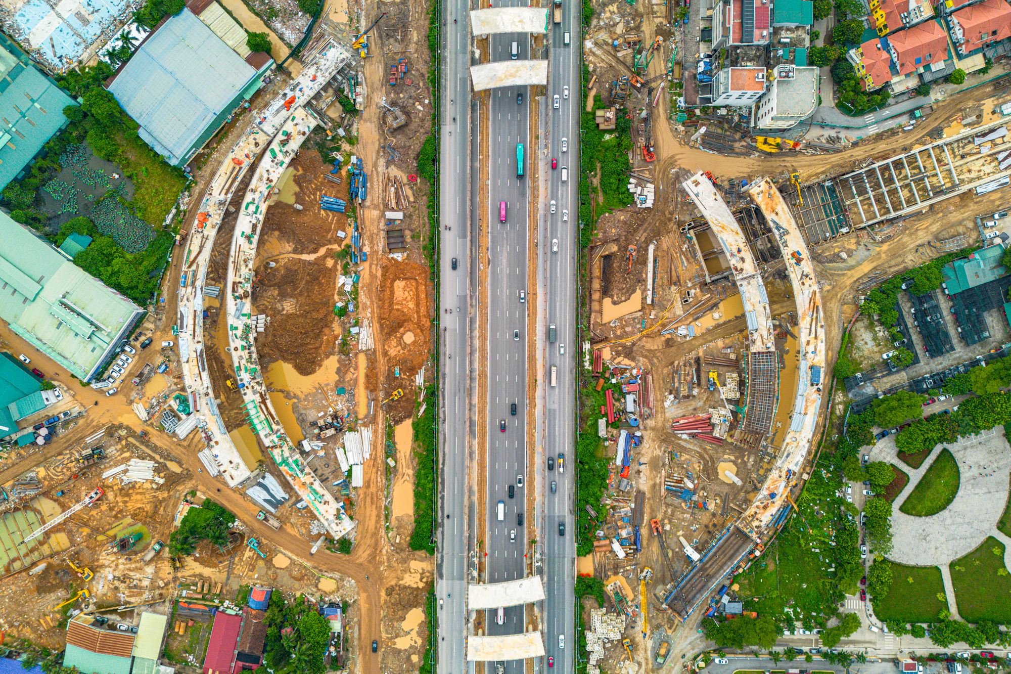 Toàn cảnh nút giao hơn 2.400 tỷ vượt đại lộ rộng nhất Việt Nam đang dần thành hình, loạt đại đô thị của Vingroup, Geleximco, MIK Group được hưởng lợi - Ảnh 2.