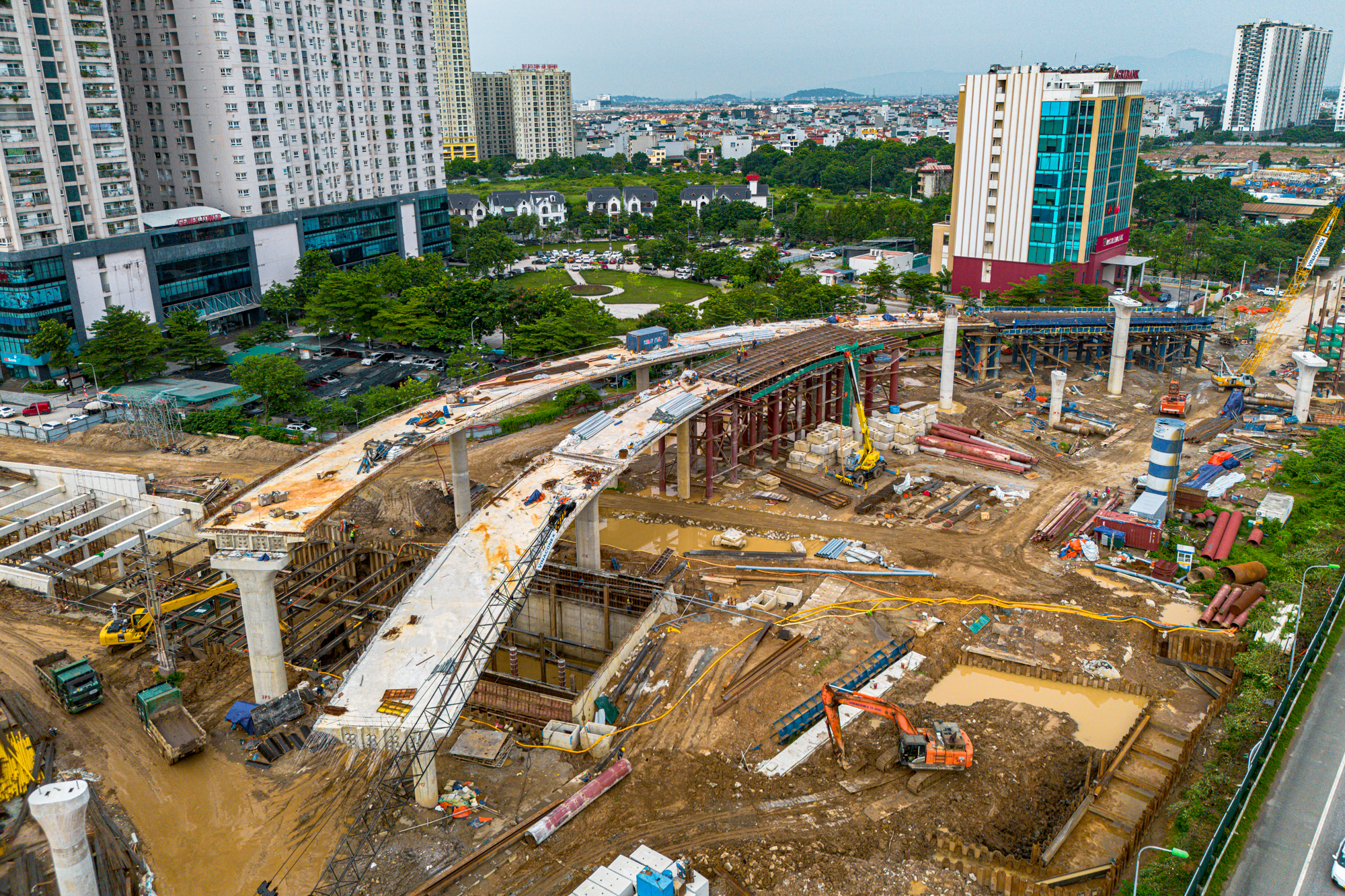 Toàn cảnh nút giao hơn 2.400 tỷ vượt đại lộ rộng nhất Việt Nam đang dần thành hình, loạt đại đô thị của Vingroup, Geleximco, MIK Group được hưởng lợi - Ảnh 8.