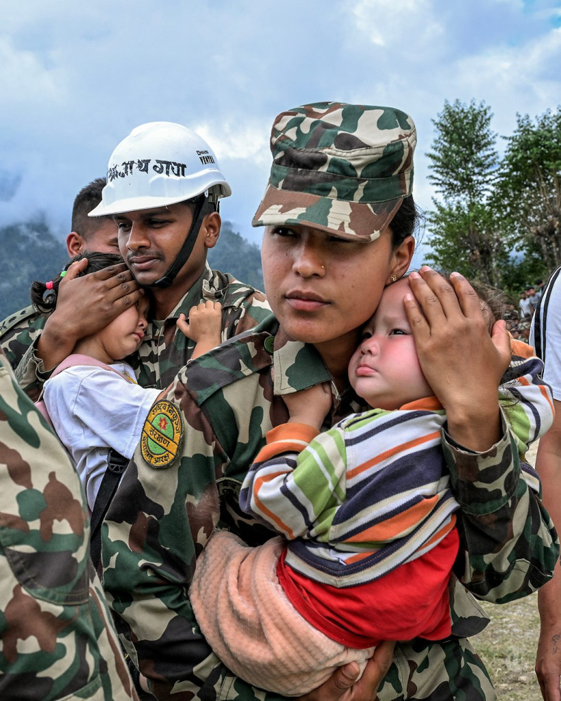 Lũ quét Nepal - Trung Quốc: Số người tử vong tăng lên 469, dòng sông tắc nghẽn do mảnh vụn có nguy cơ ngập lụt trở lại - Ảnh 5.