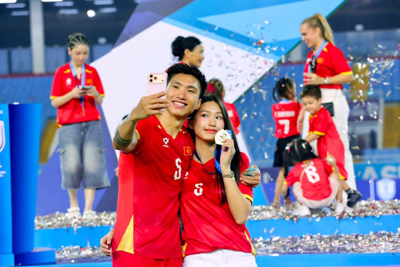 Thức tới 3 rưỡi sáng ăn mừng vô địch cùng Văn Hậu, sáng sớm Doãn Hải My vẫn tự tay chuẩn bị mâm cúng Rằm tháng 7, netizen chấm 10 điểm đảm đang - Ảnh 1.