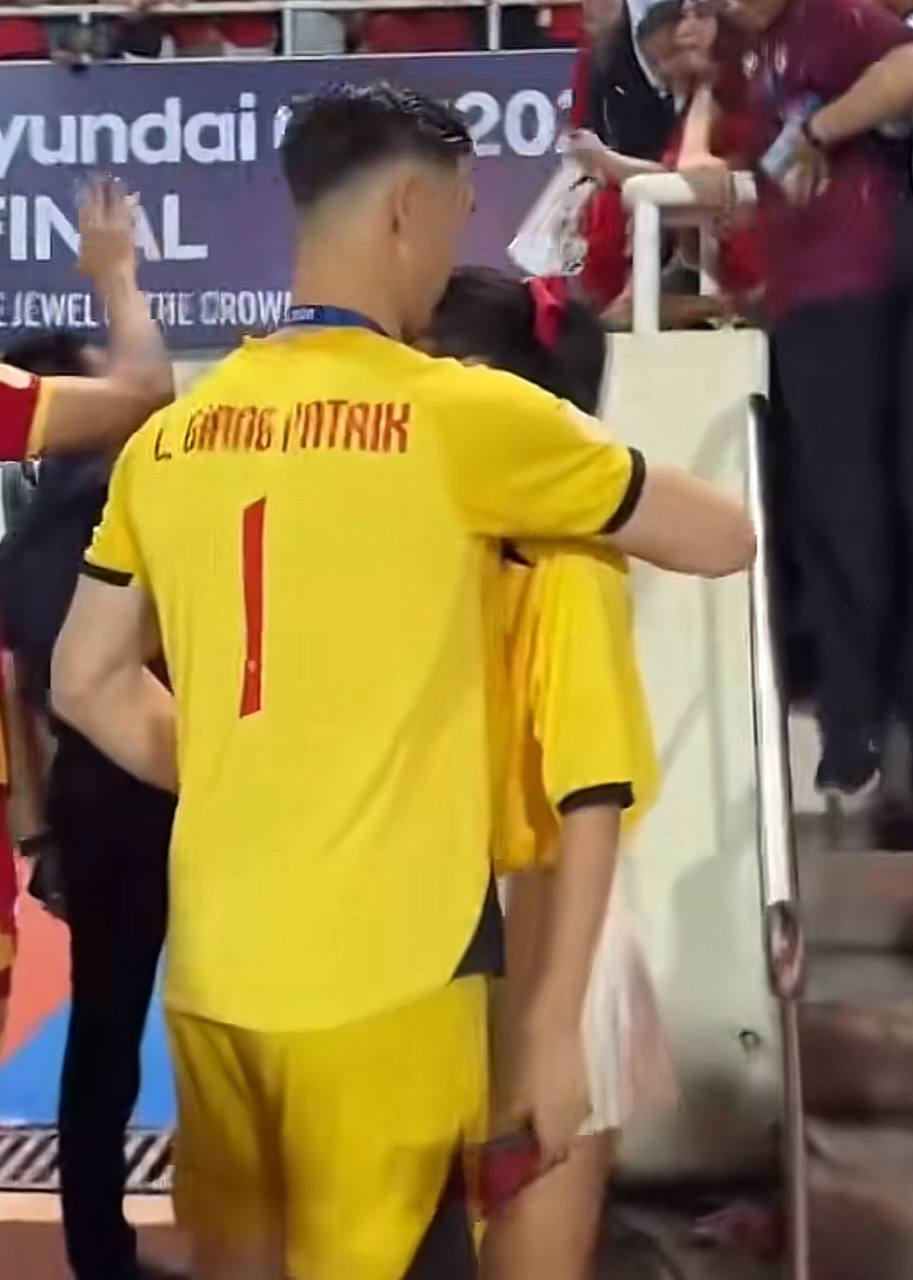 MC Hoàng Oanh và Lê Giang Patrik hôn nhau ăn mừng Việt Nam vô địch!- Ảnh 2.