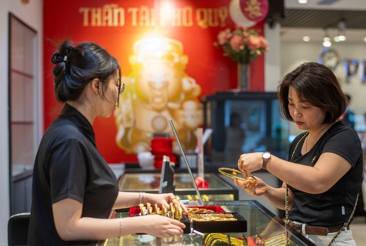 Giá vàng hôm nay 30/8: Đi ngang ở ngưỡng thấp- Ảnh 1.