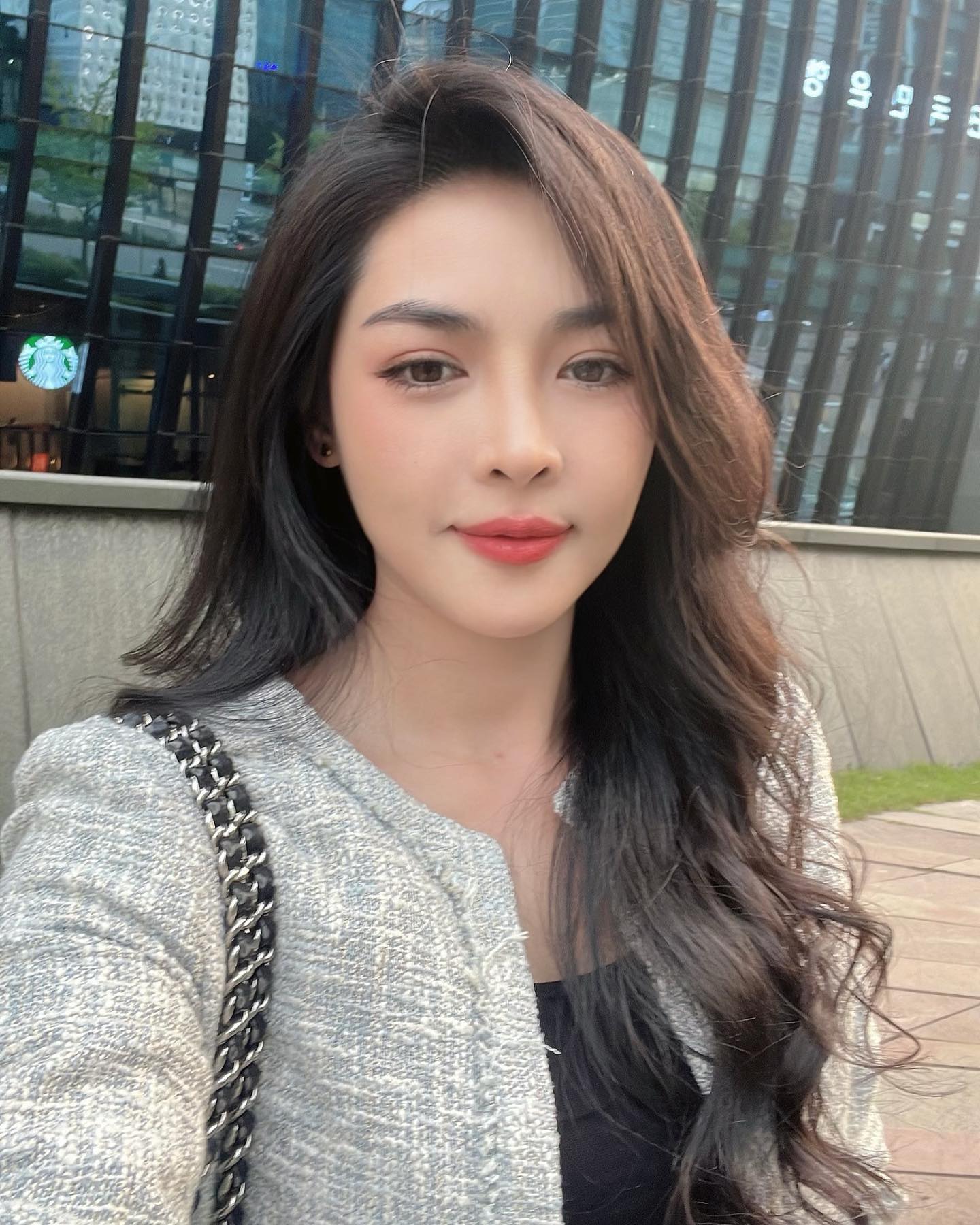 Cô gái Việt sống đến 23 tuổi mới được trời trao gương mặt mỹ nhân, hơn 10 năm chưa lãng phí visual ngày nào- Ảnh 4.