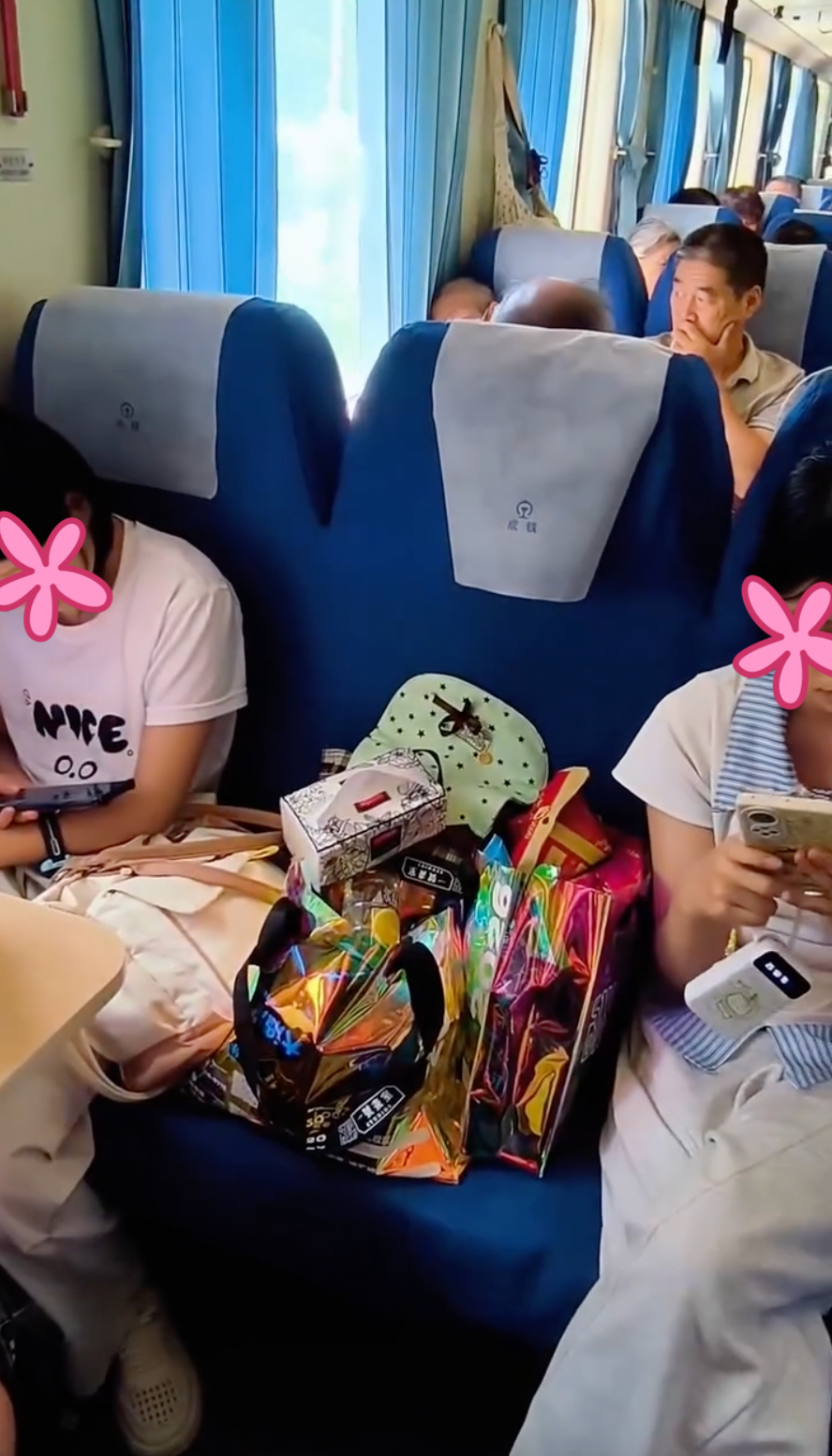 Bà cô gọi nhân viên trên tàu xử lý hai bạn nữ mua 3 vé nhưng chỉ ngồi 2 ghế, không chịu nhường chỗ- Ảnh 1.