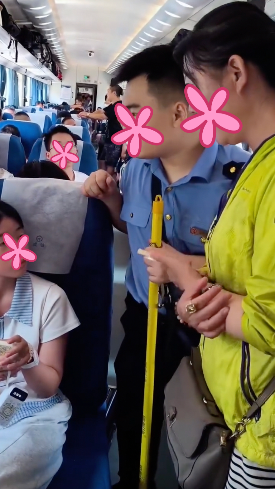 Bà cô gọi nhân viên trên tàu xử lý hai bạn nữ mua 3 vé nhưng chỉ ngồi 2 ghế, không chịu nhường chỗ- Ảnh 2.