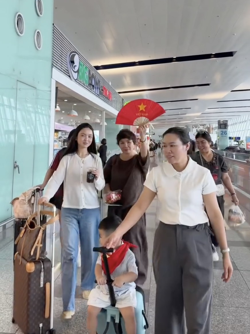 Chu Thanh Huyền khoác cờ Tổ quốc cho con trai, chiếm trọn spotlight tại sân bay khi sang Thái Lan cổ vũ Quang Hải và ĐT Việt Nam- Ảnh 1.