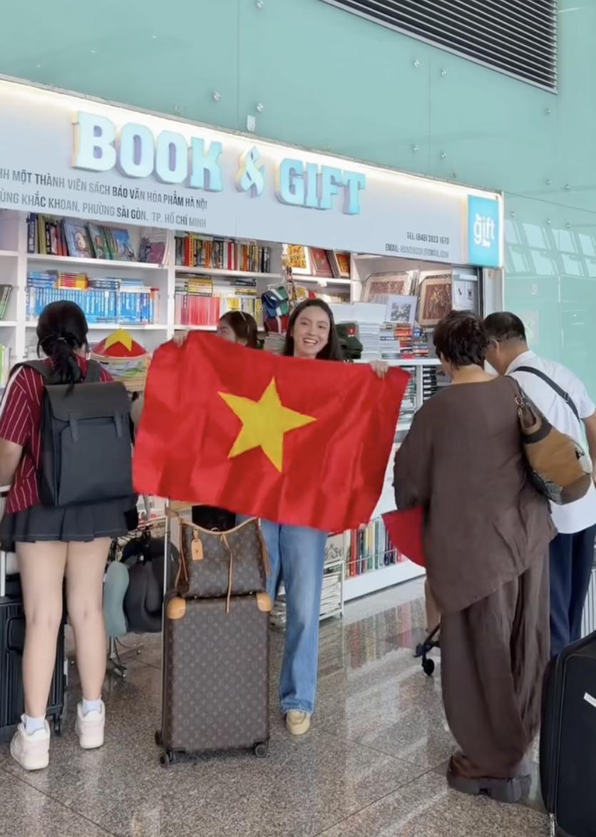 Chu Thanh Huyền khoác cờ Tổ quốc cho con trai, chiếm trọn spotlight tại sân bay khi sang Thái Lan cổ vũ Quang Hải và ĐT Việt Nam- Ảnh 2.