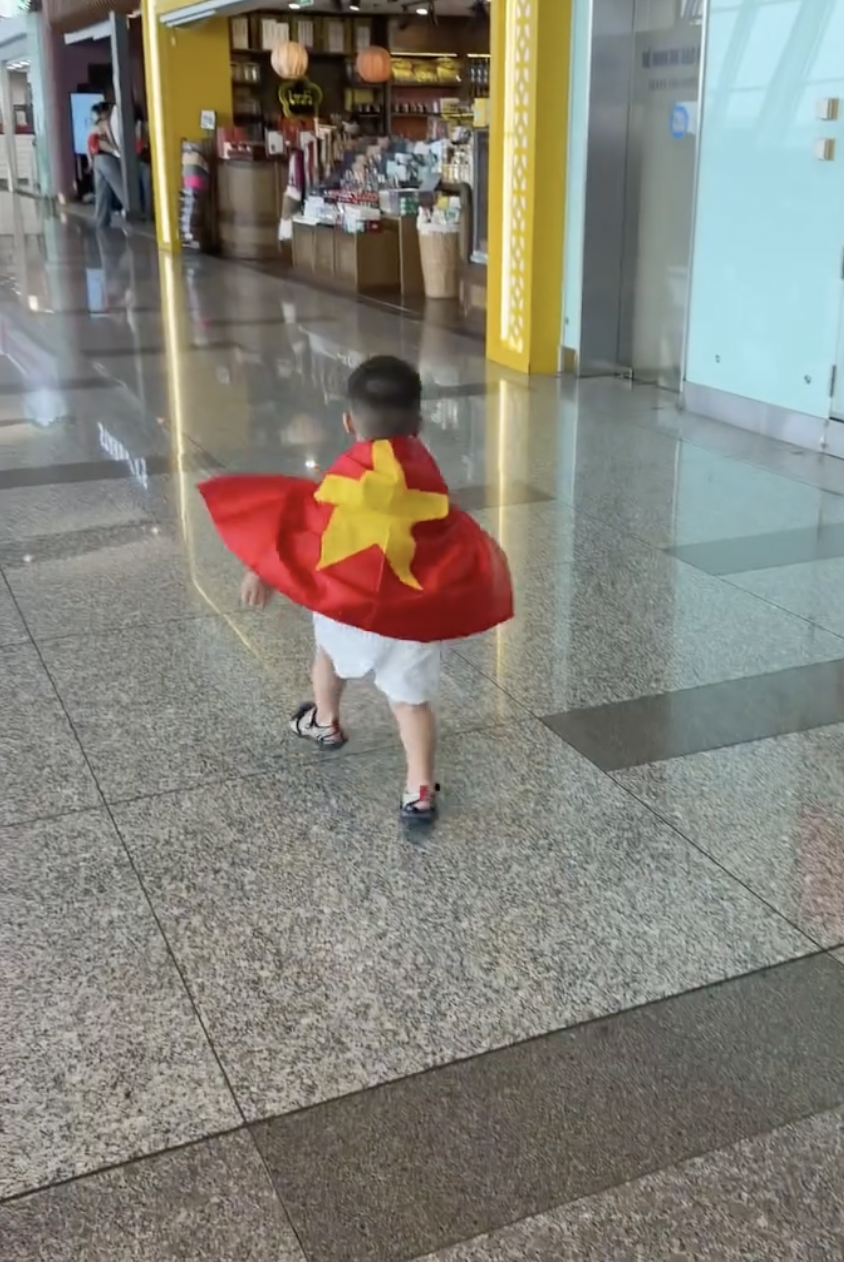 Chu Thanh Huyền khoác cờ Tổ quốc cho con trai, chiếm trọn spotlight tại sân bay khi sang Thái Lan cổ vũ Quang Hải và ĐT Việt Nam- Ảnh 4.