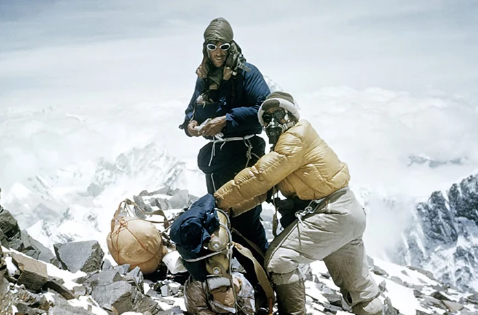 Người đàn ông đầu tiên trên thế giới chinh phục đỉnh Everest vốn không biết chữ - Ảnh 3.