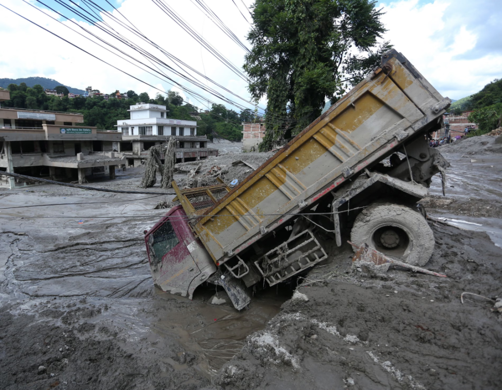Lũ quét Nepal - Trung Quốc: Số người tử vong tăng lên 469, dòng sông tắc nghẽn do mảnh vụn có nguy cơ ngập lụt trở lại - Ảnh 2.