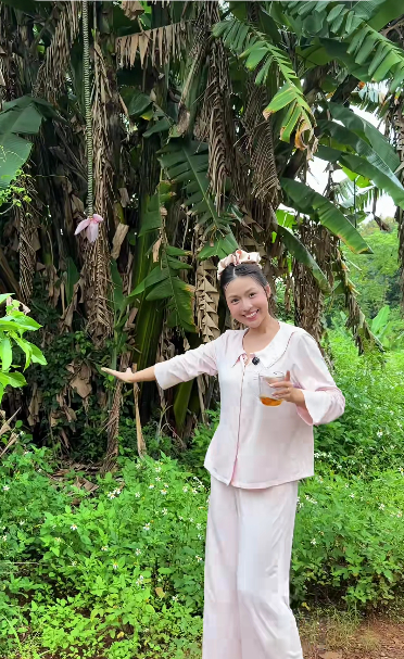 Vợ một CEO flex gia thế ở quê khi “mở tour” thăm nhà sàn 2 tầng, nằm giữa vườn sầu riêng, chôm chôm, bơ… - Ảnh 6.