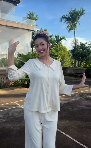 Vợ một CEO flex gia thế ở quê khi “mở tour” thăm nhà sàn 2 tầng, nằm giữa vườn sầu riêng, chôm chôm, bơ… - Ảnh 2.
