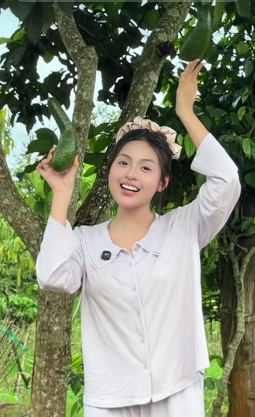 Vợ một CEO flex gia thế ở quê khi “mở tour” thăm nhà sàn 2 tầng, nằm giữa vườn sầu riêng, chôm chôm, bơ… - Ảnh 5.