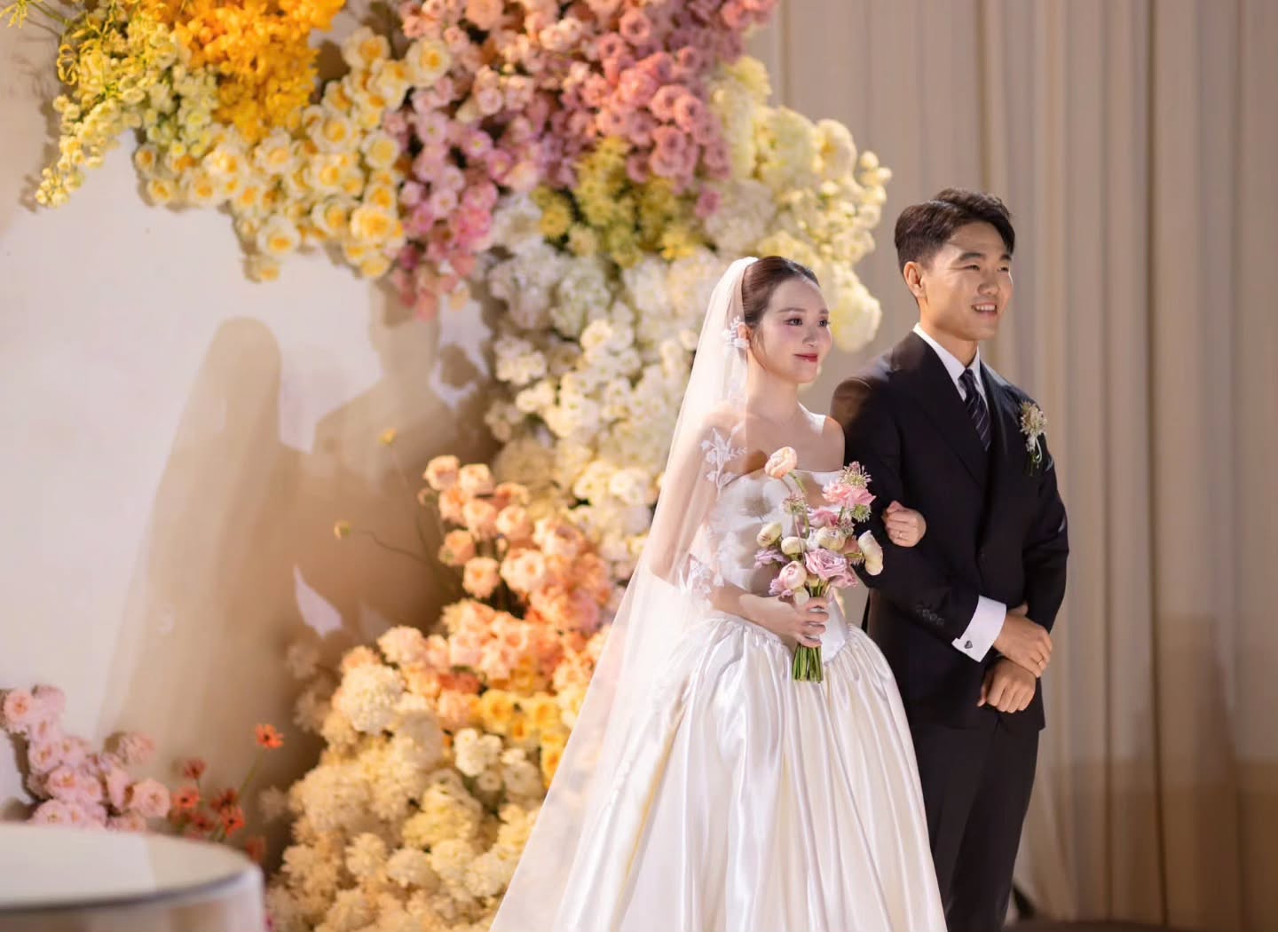 Cập nhật mới về hôn nhân của Lương Xuân Trường và vợ giám đốc - Ảnh 1.