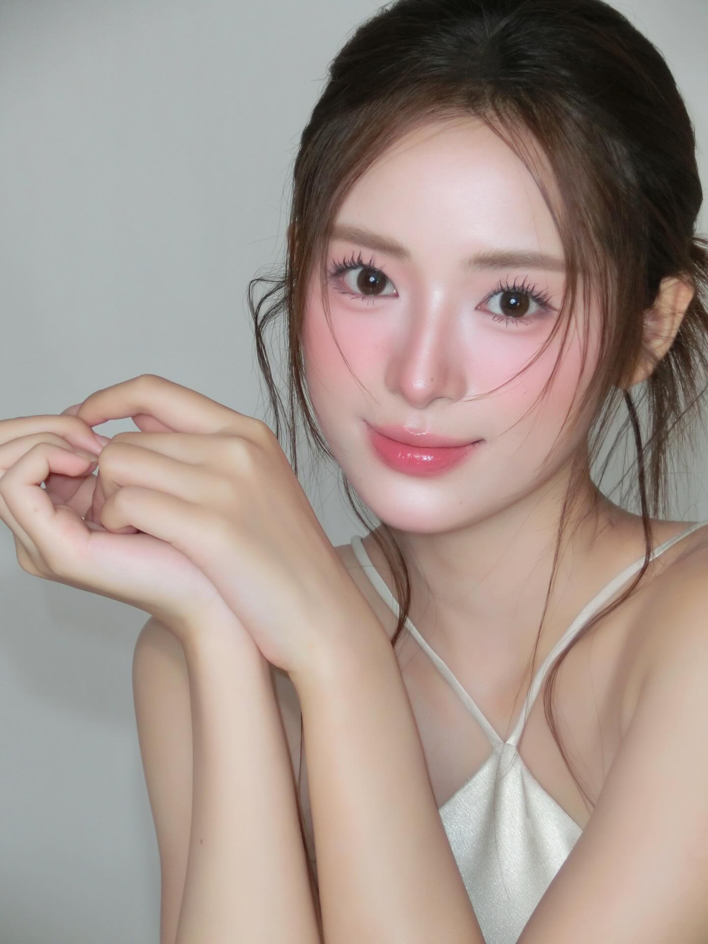 Nàng thơ Vbiz gây sốt vì giống cả showbiz: Từ Kim Ji Won, Đỗ Thị Hà đến mỹ nhân đẹp nhất thế giới- Ảnh 3.