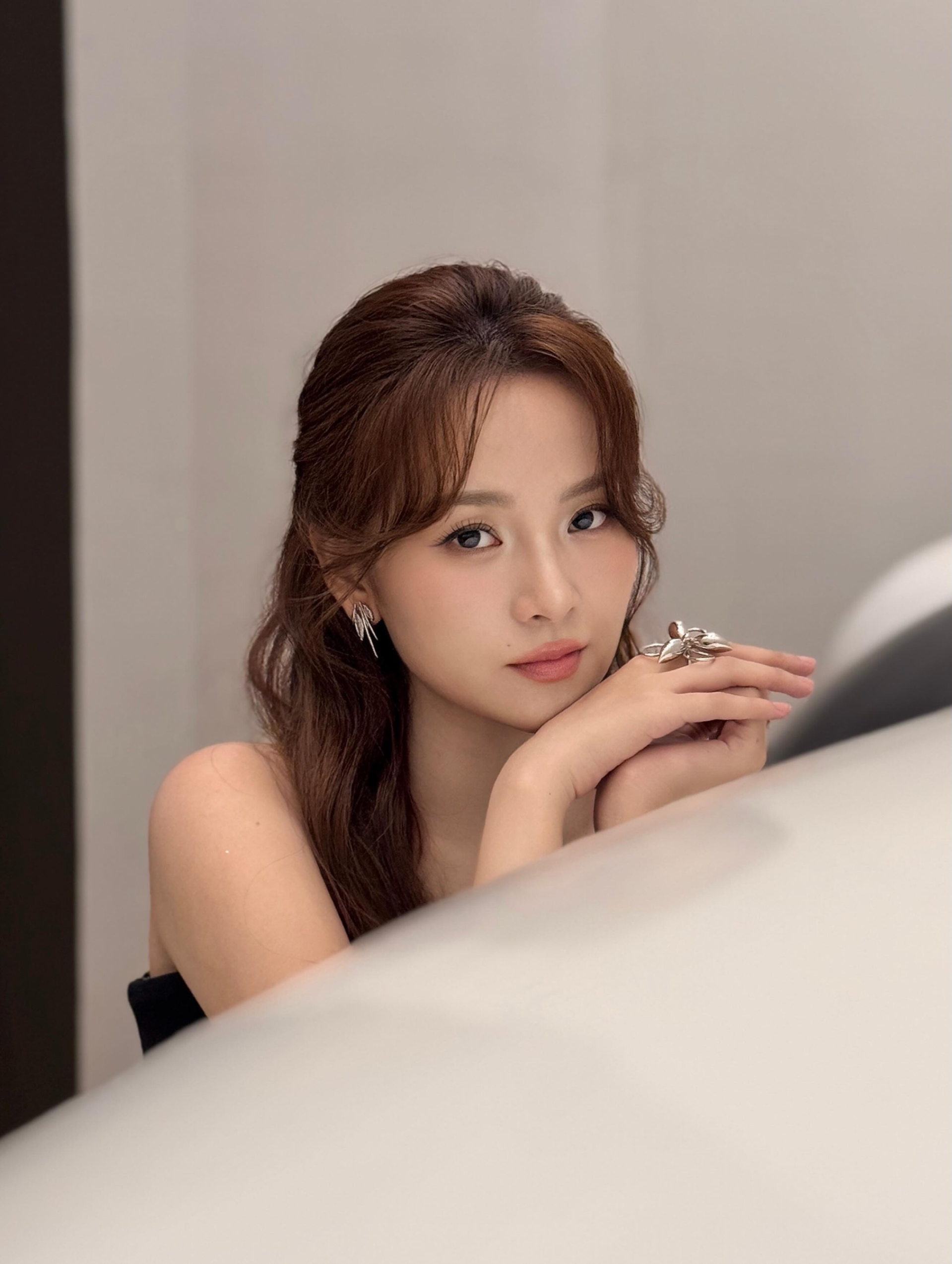 Công chúa Vbiz cứ để tóc thẳng, son đỏ là thần: Visual sắc lẹm kiêu sa, thua Baifern Pimchanok mỗi cái tuổi- Ảnh 10.