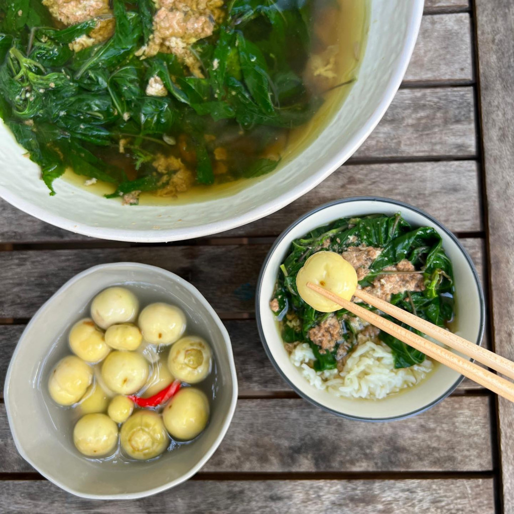 Bữa ăn dân dã Hà Tăng nấu cho con trai tỷ phú Johnathan Hạnh Nguyễn- Ảnh 12.