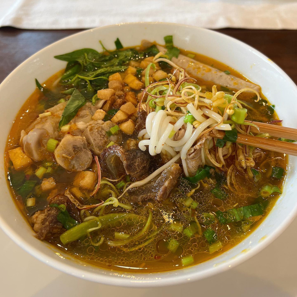 Bữa ăn dân dã Hà Tăng nấu cho con trai tỷ phú Johnathan Hạnh Nguyễn- Ảnh 4.