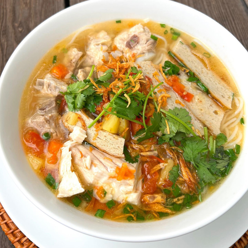 Bữa ăn dân dã Hà Tăng nấu cho con trai tỷ phú Johnathan Hạnh Nguyễn- Ảnh 5.
