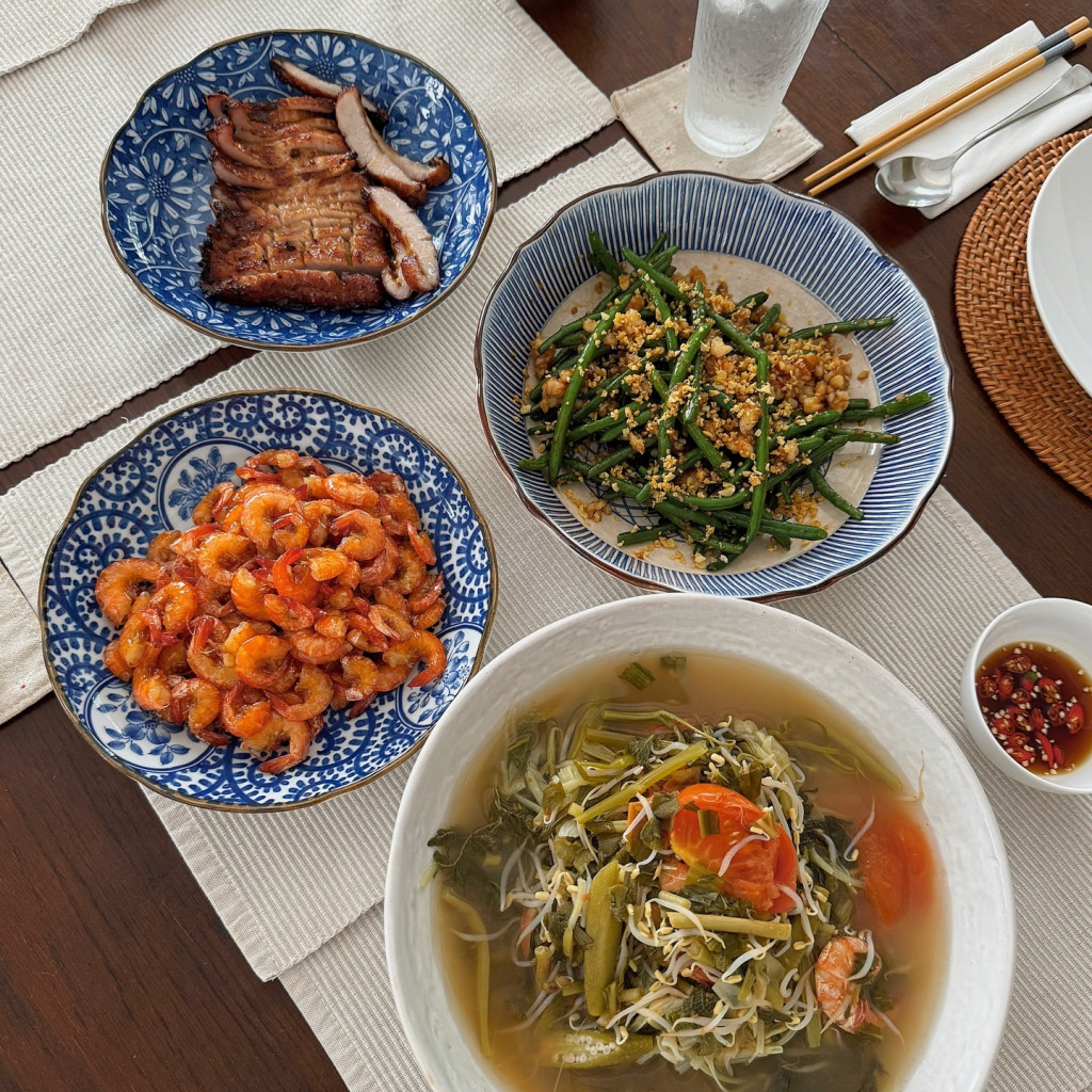 Bữa ăn dân dã Hà Tăng nấu cho con trai tỷ phú Johnathan Hạnh Nguyễn- Ảnh 15.