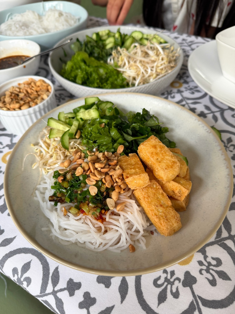 Bữa ăn dân dã Hà Tăng nấu cho con trai tỷ phú Johnathan Hạnh Nguyễn- Ảnh 10.