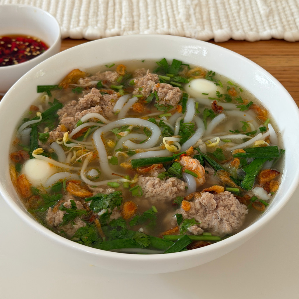 Bữa ăn dân dã Hà Tăng nấu cho con trai tỷ phú Johnathan Hạnh Nguyễn- Ảnh 2.