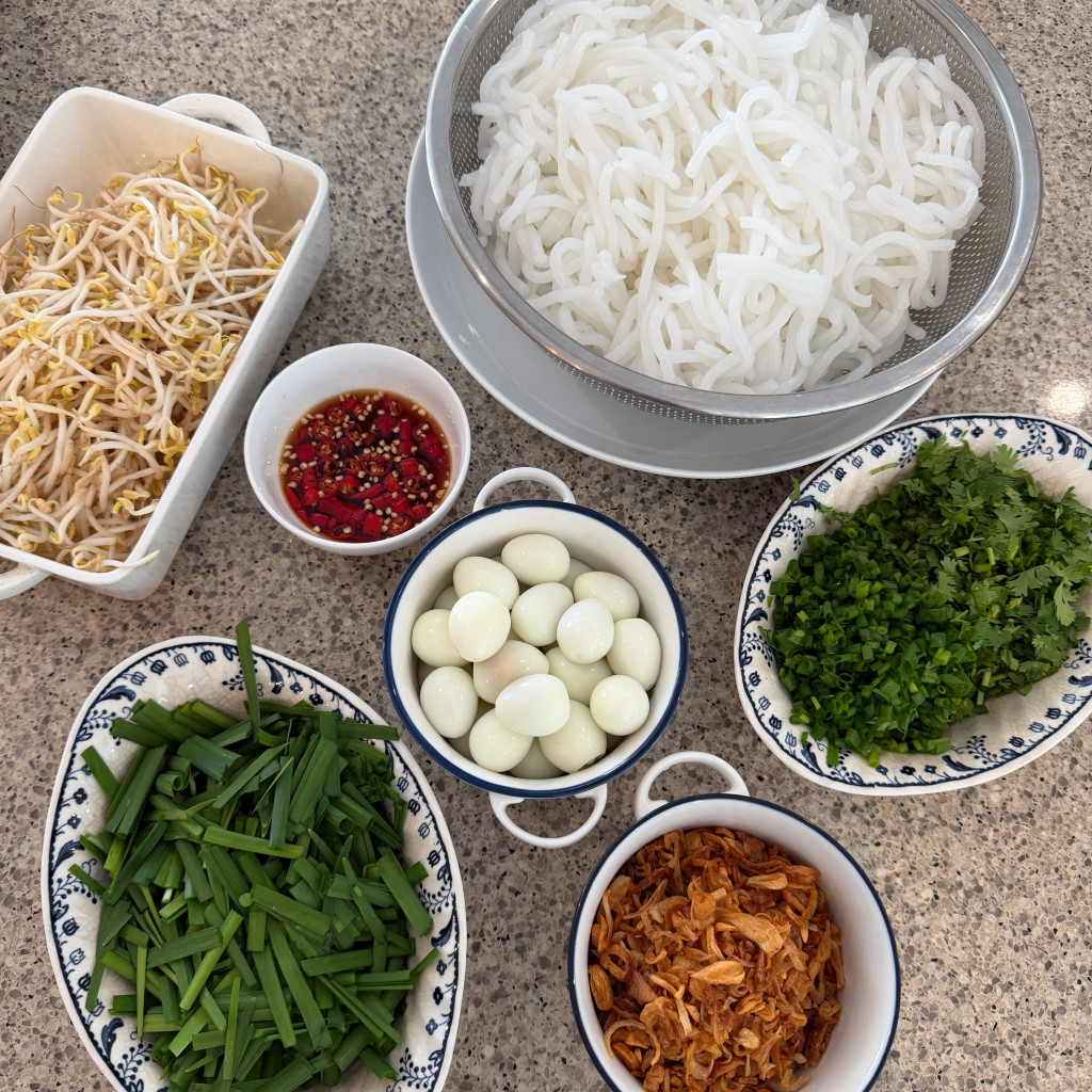 Bữa ăn dân dã Hà Tăng nấu cho con trai tỷ phú Johnathan Hạnh Nguyễn- Ảnh 3.