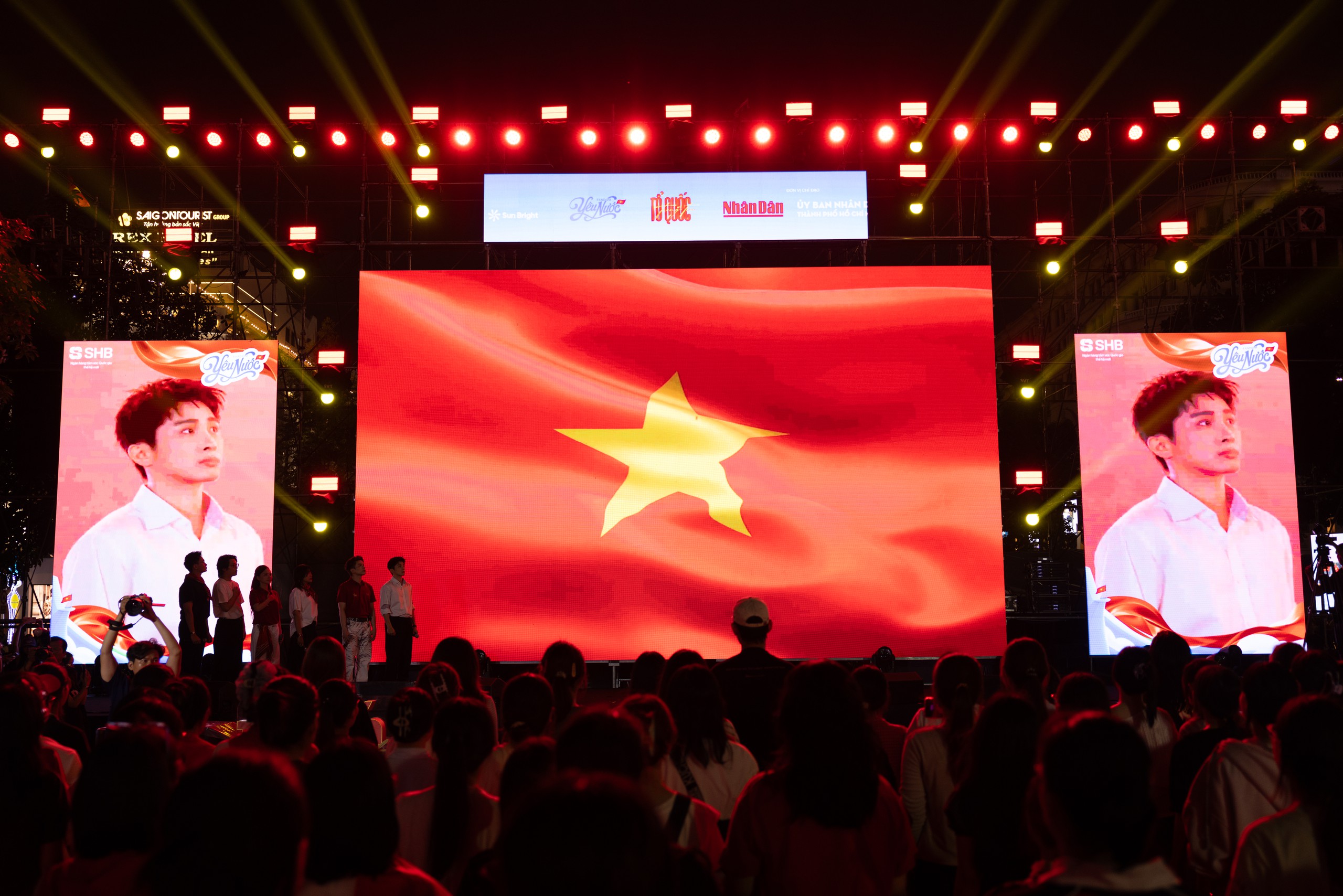 70.000 người cùng cất vang Tiến Quân Ca tại concert Tổ Quốc Trong Tim: Khoảnh khắc thiêng liêng khiến hàng triệu trái tim xúc động- Ảnh 11.