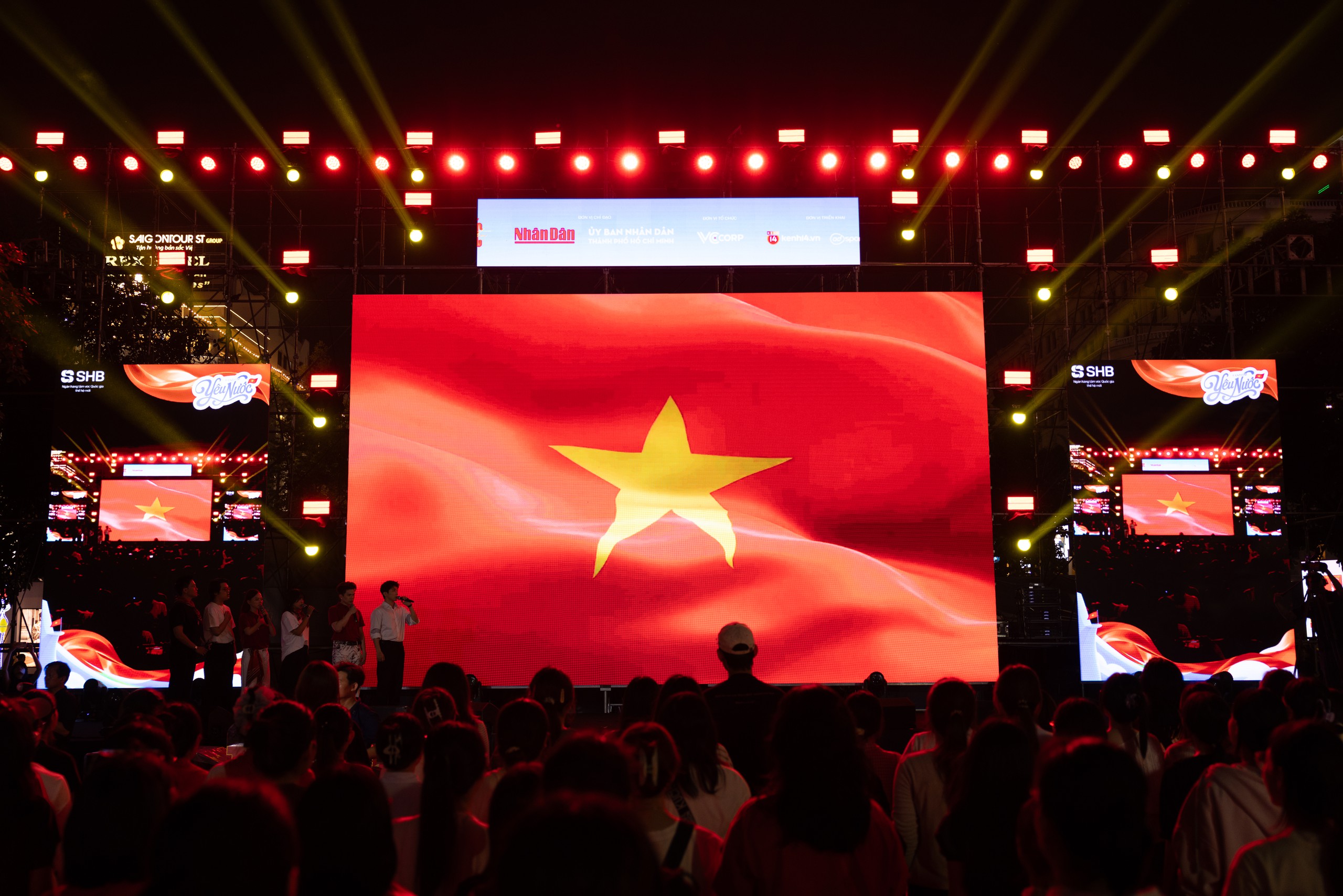 70.000 người cùng cất vang Tiến Quân Ca tại concert Tổ Quốc Trong Tim: Khoảnh khắc thiêng liêng khiến hàng triệu trái tim xúc động- Ảnh 12.