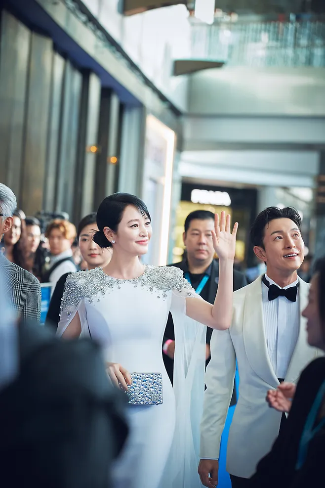 "Chị đại showbiz" U60 body cỡ này, hội đàn em trẻ hơn phải ghen đỏ mắt!- Ảnh 10.