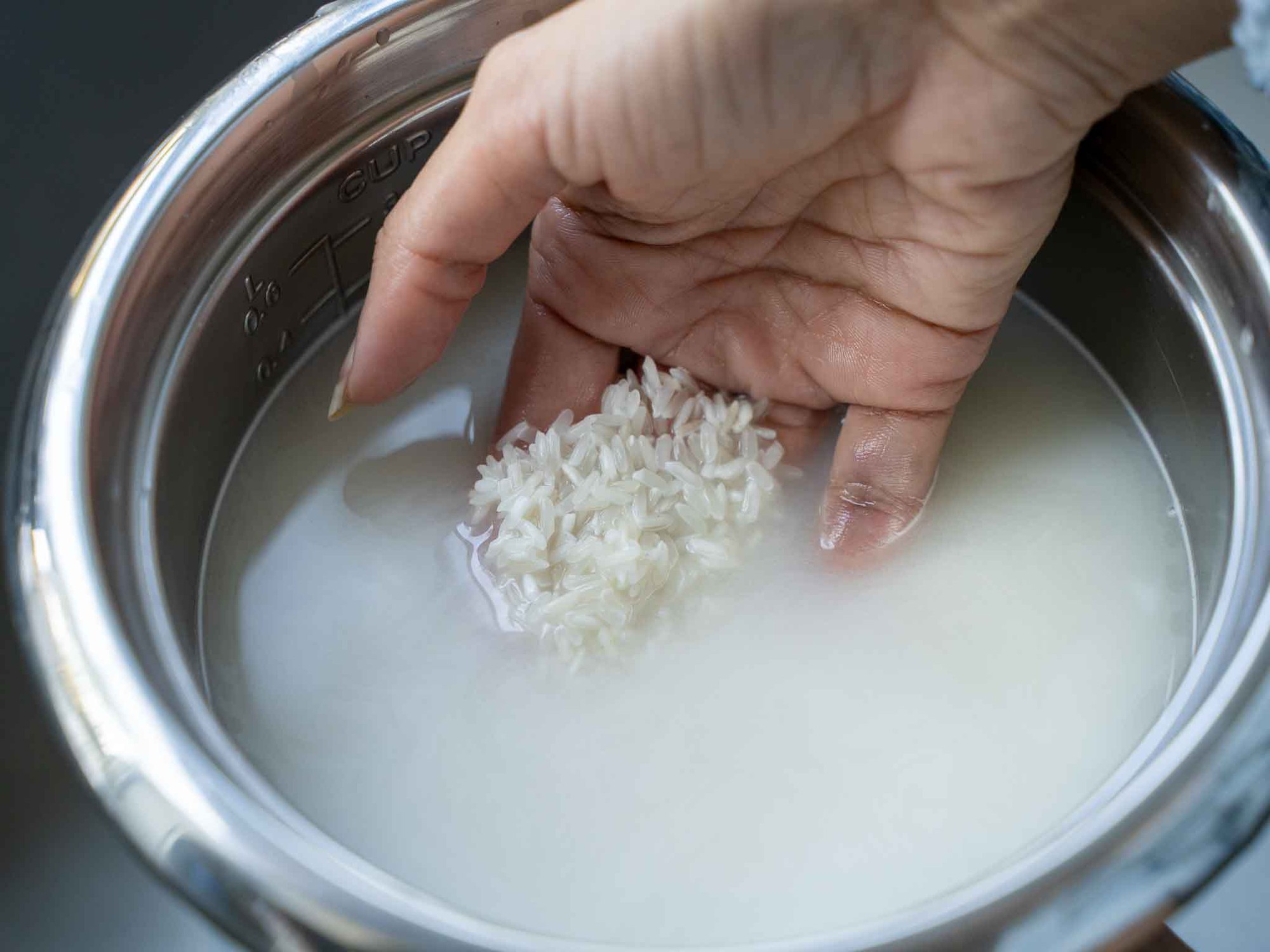 Vì sao không nên vo gạo 2 lần trong nồi cơm điện? - Ảnh 1.