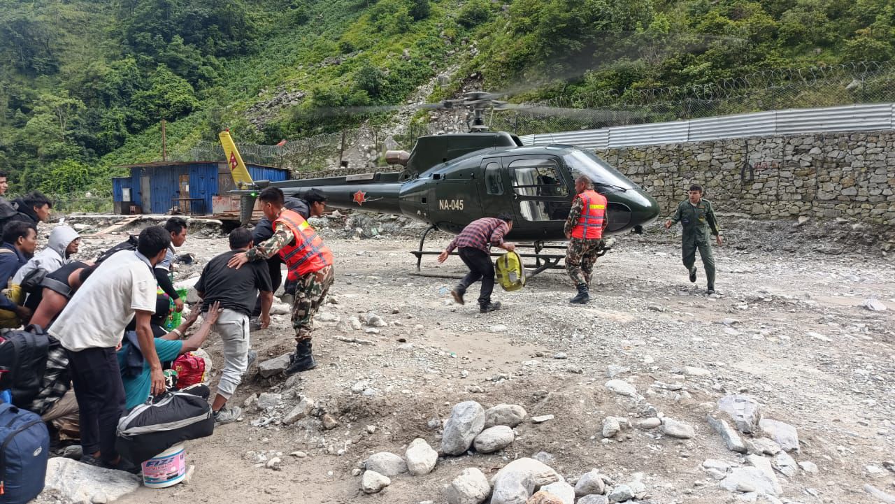 Lũ quét ở Nepal: Vỡ òa khoảnh khắc giải cứu thành công 350 người mắc kẹt trong hầm - Ảnh 3.