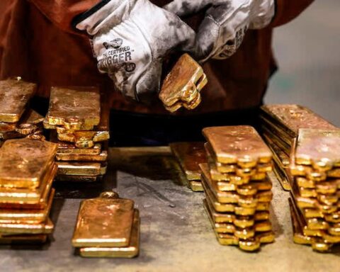 Loạt thông tin quan trọng sắp công bố, chuyên gia dự báo thế nào về giá vàng tuần tới?