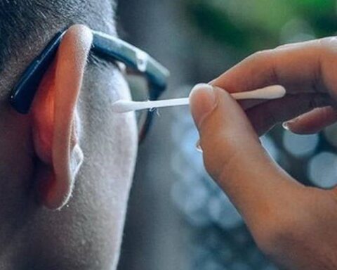 Lời khuyên cho người cứ ngứa là ngoáy tai