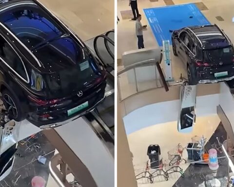 Nhầm chân ga, chiếc Mercedes lao xuyên lan can trung tâm thương mại, suýt rơi xuống tầng dưới